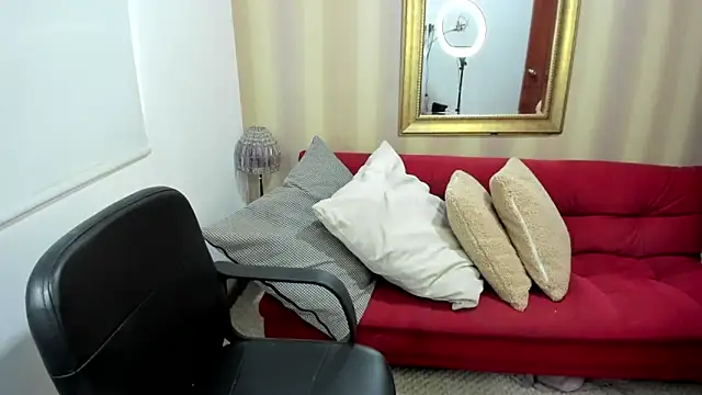 Snapshot of NicolettColin chatting on November 23, 2025, 5:13 pm NicolettColin online show from November 23, 2025, 5:13 pm