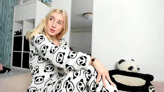 KenzieDawton online show from November 5, 2025, 4:34 am