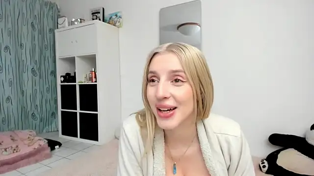 Snapshot of KenzieDawton chatting on May 16, 2026, 4:28 pm KenzieDawton online show from May 16, 2026, 4:28 pm
