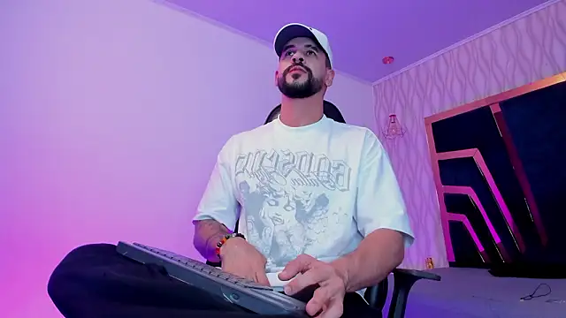 Snapshot of Petesevans chatting on February 23, 2026, 11:24 pm Petesevans online show from February 23, 2026, 11:24 pm