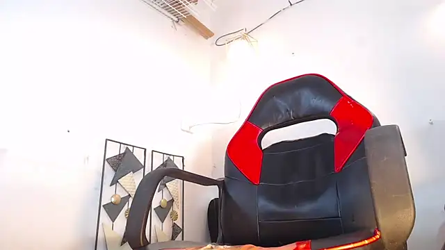 Snapshot of dann_hill chatting on October 21, 2025, 8:09 pm dann hill online show from October 21, 2025, 8:09 pm