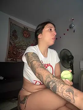 Snapshot of kiaraglam2 chatting on November 8, 2025, 1:11 pm kiaraglam2 online show from November 8, 2025, 1:11 pm