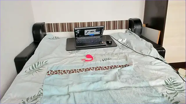 sweet-tinqerbell online show from June 7, 2026, 11:58 am