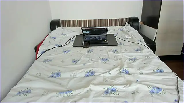 sweet-tinqerbell online show from June 12, 2026, 4:55 am
