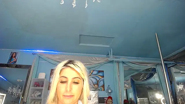 Snapshot of ADRIANNA_FOX chatting on April 19, 2026, 8:13 am ADRIANNA FOX online show from April 19, 2026, 8:13 am