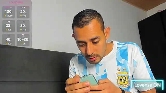 jhonyalzate2 online show from February 25, 2026, 2:21 am