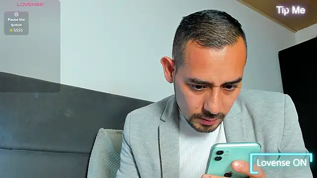 jhonyalzate2 online show from March 28, 2026, 2:44 am