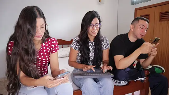 funcouple1985 online show from December 5, 2024, 3:06 pm