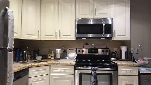 Snapshot of BigGuyMuscle chatting on April 7, 2026, 10:42 pm BigGuyMuscle online show from April 7, 2026, 10:42 pm