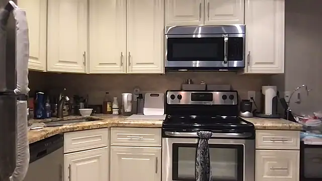 Snapshot of BigGuyMuscle chatting on April 8, 2026, 4:18 pm BigGuyMuscle online show from April 8, 2026, 4:18 pm