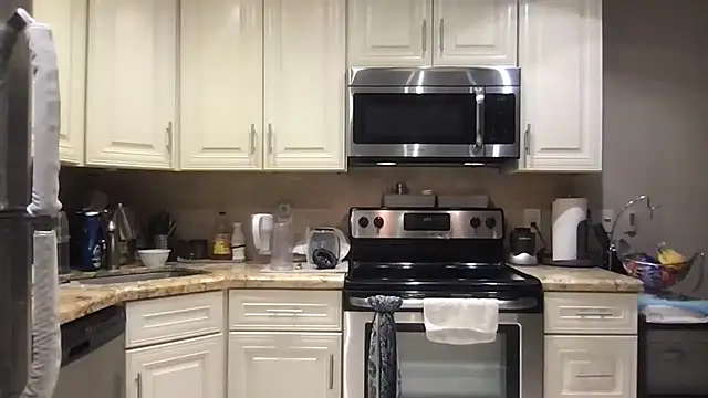 Snapshot of BigGuyMuscle chatting on April 13, 2026, 12:05 am BigGuyMuscle online show from April 13, 2026, 12:05 am