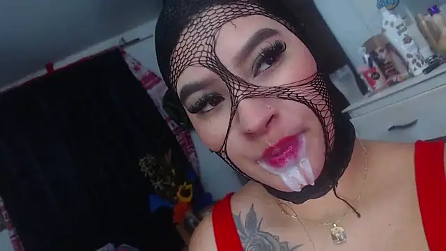 Snapshot of Sharlottee chatting on December 28, 2024, 2:43 am Sharlottee online show from December 28, 2024, 2:43 am