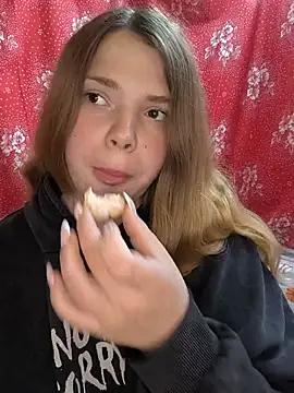 Snapshot of Zuli_Kiska chatting on June 4, 2026, 10:43 am Zuli Kiska online show from June 4, 2026, 10:43 am