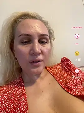 Snapshot of YourBlondee chatting on June 4, 2026, 12:33 pm YourBlondee online show from June 4, 2026, 12:33 pm