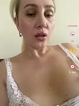 Snapshot of YourBlondee chatting on June 9, 2026, 4:24 am YourBlondee online show from June 9, 2026, 4:24 am