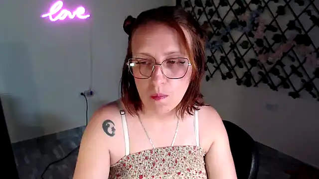 kittykalor09 online show from April 17, 2026, 2:03 am