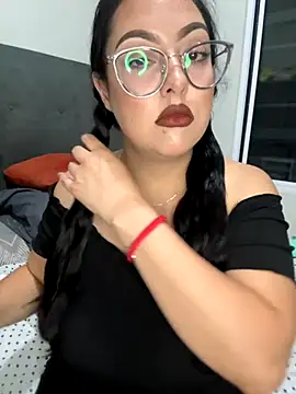 Snapshot of MileyGia chatting on September 9, 2025, 2:33 am MileyGia online show from September 9, 2025, 2:33 am