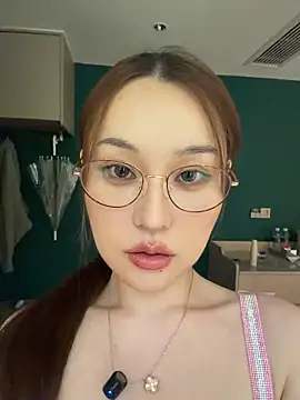 Snapshot of sphynx-_- chatting on November 7, 2025, 2:17 pm sphynx- - online show from November 7, 2025, 2:17 pm