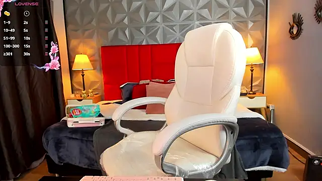 Holly madison  online show from March 14, 2025, 1:24 pm