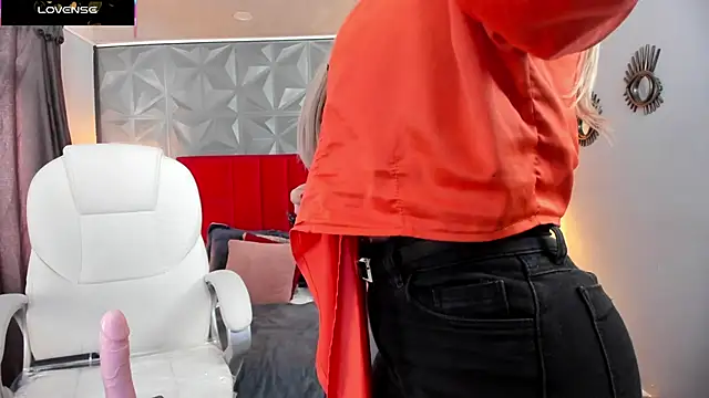 Holly madison  online show from March 20, 2025, 1:15 pm