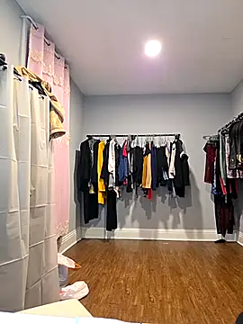 Snapshot of Nikkierosee chatting on February 17, 2026, 11:33 pm Nikkierosee online show from February 17, 2026, 11:33 pm