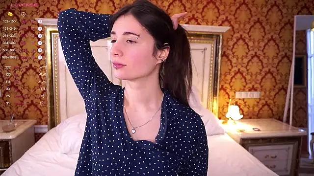 Snapshot of Holla_Molly chatting on February 13, 2025, 12:32 pm Holla Molly online show from February 13, 2025, 12:32 pm