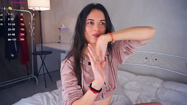 Snapshot of Holla_Molly chatting on March 6, 2025, 12:52 pm Holla Molly online show from March 6, 2025, 12:52 pm