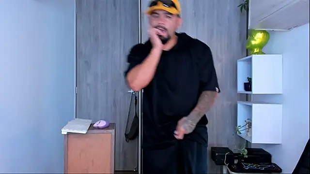 Snapshot of Ricardo_1998 chatting on February 13, 2025, 1:08 am Ricardo 1998 online show from February 13, 2025, 1:08 am