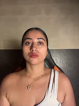 Snapshot of Valentinne_z chatting on May 14, 2026, 9:49 am Valentinne z online show from May 14, 2026, 9:49 am
