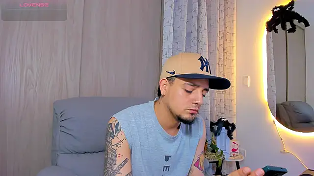 alejandro calderon1 online show from October 22, 2025, 3:29 am