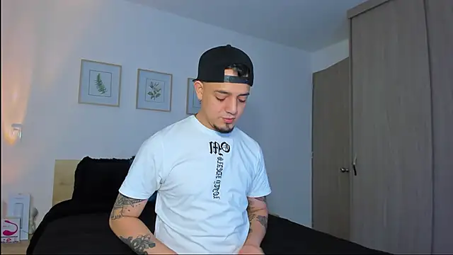 alejandro calderon1 online show from December 19, 2025, 4:30 am