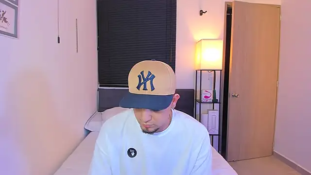 alejandro calderon1 online show from March 31, 2026, 9:21 am