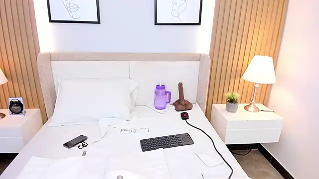 Snapshot of bounce_katty chatting on March 4, 2026, 8:15 pm bounce katty online show from March 4, 2026, 8:15 pm