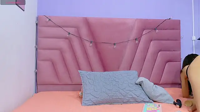 skinnyandcute online show from October 6, 2025, 8:06 pm