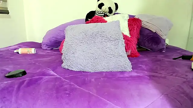 Snapshot of Emiily_88 chatting on February 18, 2025, 9:42 pm Emiily 88 online show from February 18, 2025, 9:42 pm