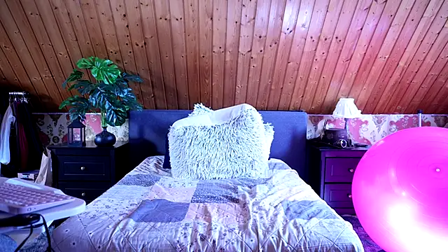 Snapshot of TessaWinter chatting on September 20, 2025, 11:22 am TessaWinter online show from September 20, 2025, 11:22 am