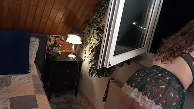 Snapshot of TessaWinter chatting on December 22, 2025, 4:37 pm TessaWinter online show from December 22, 2025, 4:37 pm