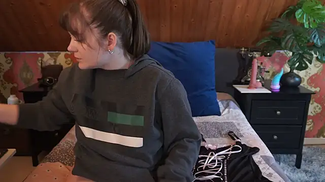 Snapshot of TessaWinter chatting on April 4, 2026, 3:31 pm TessaWinter online show from April 4, 2026, 3:31 pm