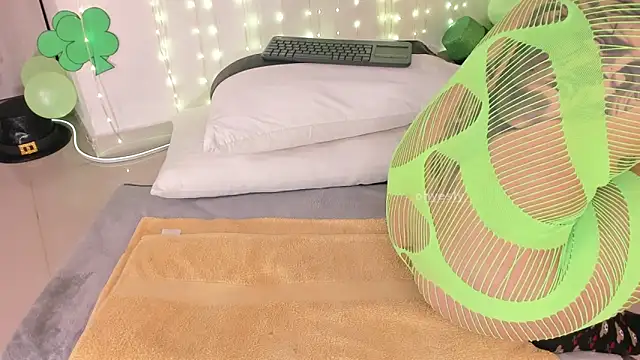 ohyesly  online show from March 9, 2026, 10:19 am