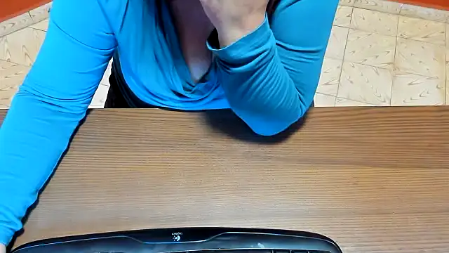 Snapshot of NikkiHolland chatting on October 30, 2025, 7:54 am NikkiHolland online show from October 30, 2025, 7:54 am