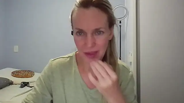 Annylove1 online show from April 11, 2026, 12:26 am