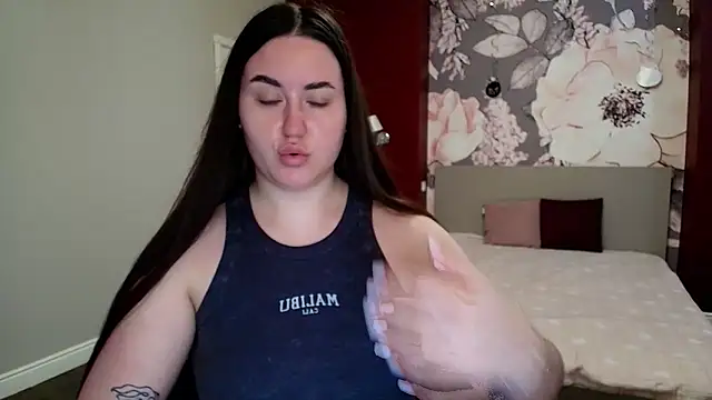 Roxie Bradley online show from April 13, 2026, 5:46 am