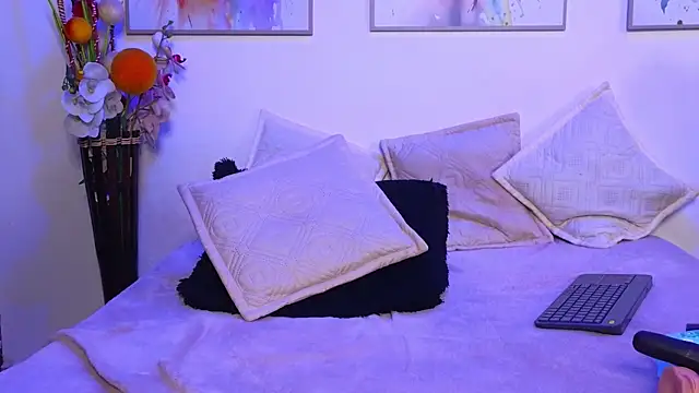 Marianaa Lopezz online show from January 4, 2025, 10:55 pm