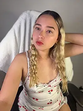 Snapshot of Irisweet_ chatting on February 24, 2026, 11:19 am Irisweet online show from February 24, 2026, 11:19 am