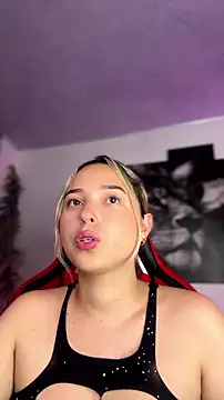 Snapshot of Irisweet_ chatting on July 9, 2026, 11:31 pm Irisweet online show from July 9, 2026, 11:31 pm