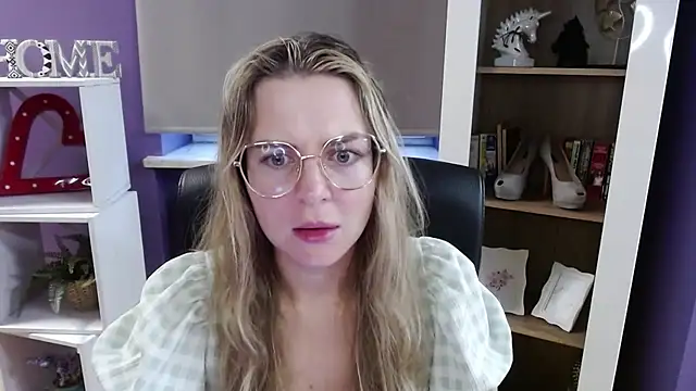 Zoey Erotic online show from November 10, 2025, 7:07 am