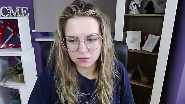 Zoey Erotic online show from November 17, 2025, 6:19 am