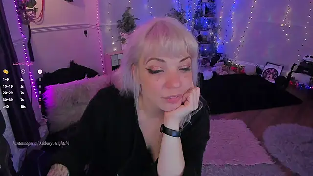 AliceW0lf online show from October 13, 2025, 9:04 pm