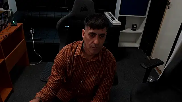 Elnonoykeila77 online show from April 14, 2026, 7:31 pm