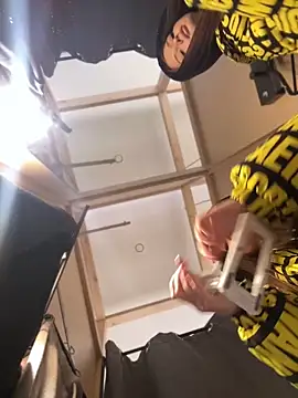 KrisMagnoly online show from December 15, 2025, 4:44 pm